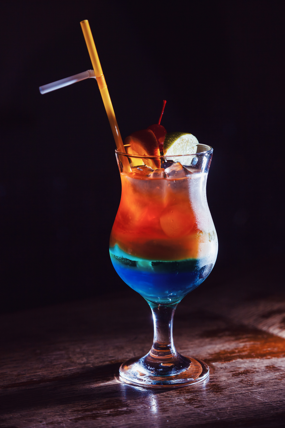 酒吧雞尾酒中的點(diǎn)睛之筆 酒精飲料與櫻桃、酸橙片、檸檬的完美邂逅